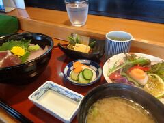 注文したのはサービスランチの海鮮丼．なかなか美味しかったです．