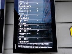 ヘルシンキ駅近くのボードで空港行の列車の時間を確かめておきました。
大きい駅でどうなるかと思いましたが、こういうボードがあるので便利です。
（ちなみにホテルのすぐ横）
空港行はたくさん出ていました。よかった。