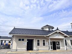 かわいらしい駅舎、永平寺口駅。