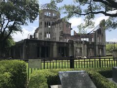 平和記念公園：世界遺産の「原爆ドーム」。

平和記念公園は外国人観光客が多く、現在の「原爆ドーム」は美しい廃墟だが、ここに降り立つと、いつも鳥肌が立ち、目頭が熱くなる。

平和記念公園は、爆心地に近い旧太田川が元安川と分岐する三角州にあり、原爆死没者の慰霊と世界恒久平和を願う公園。