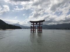 宮島：厳島神社の大鳥居。

「日本三景」の一つ宮島、世界遺産「厳島神社」。
1168年（仁安3年）頃に、平清盛が現在のような寝殿造りの海上社殿を造営した。