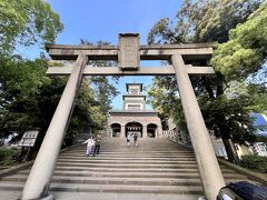 唯一行きたかった尾山神社に到着。
この鳥居から覗く神門を間近で見たかったのです。
和と洋がコラボする珍しい神社。
