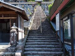 翌朝から下呂温泉市街の観光を開始。最初に訪れたのが湯之島館の下にある温泉寺。参道の石段を登るのは大変ですが、境内からの市街の眺めが良いです