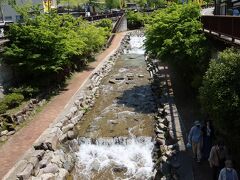 下呂温泉の中心地を流れる阿多野川。川沿いのせせらぎの小径を歩くと新緑が綺麗で心地良い