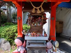 足湯の奥にある さるぼぼ神社。さるぼぼは可愛いですが、商業用の神社の様に見えます