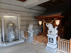 さるぼぼ神社から少し下った交差点の角にある下呂温泉神社。建物の1階にありますが、こちらはちゃんとした神社のようです