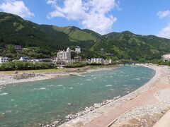 下呂温泉を流れる清流飛騨川。前日の雨で少し濁ってました