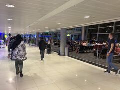 勝手知ったるアブダビ国際空港。
トランジットの保安検査は常に長蛇の列。
深夜の第3ターミナルも混雑しているのが、空いているトイレと空いているベンチの場所は分かっている。

メガネを売っていたブランド店で、少し緩んだねじの修理ができた。
ダメ元で聞いてみるものだ。