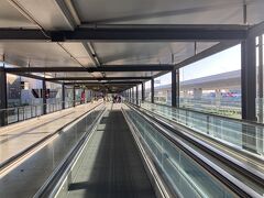 アブダビまで11時間、乗り継いで7時間を経て、朝8時にマドリード空港に到着。
カミーノ出発地のブルゴスまでバスで向かう。

第4ターミナルと長距離バスターミナルは長い通路でつながっている。