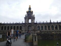 予定より1時間遅れでドレスデンに到着。
ツヴィンガー宮殿。