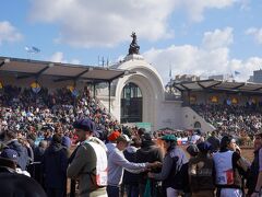 ７月２０日

畜産物フェアのEXPO RURALへ。今年で135回目の伝統のあるイベントです。ガウチョさんたちのイベントでした。屋外会場では牛や羊のコンテスト、ポロが盛んなアルゼンチンの乗馬演技や騎馬警察のデモンストレーションなどがありました。その他各州の農産物も出店されていて、月末に旅行するサンフアン州のワインやジャム、蜂蜜を買いました。