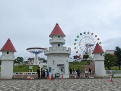 サロマ湖に沿って北上
サロマ湖、なかなかデカい
汽水湖としては日本一の大きさらしい

「こんなにデカいのに、冬になると凍るんだって、すごいよね」って息子A
スノーモービル等のアクティビティが楽しそうな

道の駅 愛ランド湧別でトイレ休憩
ちびっこ用の遊園地が隣接されていた

北東エリアでは、北見とここがちびっこにとっては憧れな場所になるのかな
お天気が悪いので寂し気な感じが第一印象となってしまっている画像だけど、
サロマ湖を望む高台にある立地なので、お天気なら景観も楽しめる素敵なところなんだと思う

雄武編へ続く
https://ssl.4travel.jp/tcs/t/editalbum/edit/11846563/