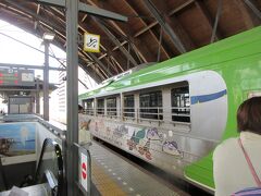 土佐くろしお鉄道の4番線のホームに行きました。電車は既に入線しています。
よく見ると、電車にデッキがあって普通の列車とは違います。「しんたろう2号」と言う名前がついている電車だそうです。
午前10時16分高知発、奈半利着12時4分。
ゆっくり走って景色を眺めることができる電車でした。