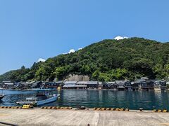 伊根浦公園の駐車場に車を停めて、散策を始めるとすぐにその独特な景観が目に飛び込んでくる。