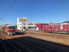 ホームの東側にはＪＲ貨物の四日市駅が広がっています。

隣の線路には、ＤＦ２００形ディーゼル機関車「レッドベア」
