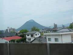 電車が動きだすと、それらしき山が見えてきました。山の頂が少し白くなっています。これが讃岐富士でしょうか？確かにそんな感じもします。