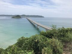 絶景スポット「角島大橋」。
2000年（平成12年）に開通。無料で渡れる一般道としては日本屈指の長さの角島大橋（1,780ｍ）。
テレビCMやロケ地としてよく使われ、白い砂浜とコバルトブルーの海と一直線に伸びる海上の橋の眺めは絶景。

橋のたもとには観光用の無料の駐車場がある。
休日は、駐車場や橋はかなりの渋滞があるようだが、お盆休みの9:00過ぎ駐車場に到着し、その後橋を渡るが難なく通行できた。


