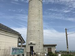 角島灯台。
1876年（明治9年）3月1日に点灯した日本海側では初めての大型灯台。国の重要文化財。

参観料：300円
参観時間	：3月～9月  9:00～17:00   
　　　　　10月～2月  9:00～16:30

駐車場は有料、300円取られる。