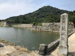 萩：世界遺産「萩城下」。
萩城跡（指月公園）。
1604年（慶長9年）毛利輝元が指月山麓に築城、別名指月城とも呼ばれる。山麓の平城と山頂の詰城とを合わせた平山城跡。遺構は石垣と堀。

入場料：220円
営業時間：3月 8:30～18:00
                  4月～10月 8:30～18:30
                 11月～2月 8:30～16:30
休業日：無休
