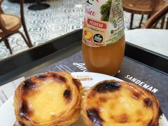 Fábrica da Nata - Pastéis de Nata
食後はもちろんエッグタルト２．４ユーロ
ジュースが1.9ユーロ
たまたま見つけて入ったお店でしたが、夕食後だったし、店内は空いててすぐに食べれました。ここもおいしかった。