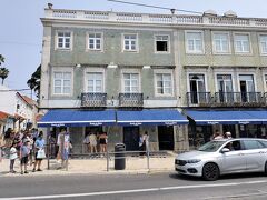 ここよ～私の目的地
エッグタルトの名店パステイシュ・デ・ベレン
店内で食べるには行列だった、
なのでテイクアウト用の列に並びました。
