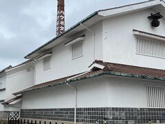 街歩きマップの順番で巡りたいけど、
そうも言ってられないんで。
白牡丹酒造延宝蔵。
西条の酒造り発祥の場所だそうです。
