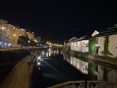 夜の小樽運河へ！
ガス灯のオレンジの光に照らされて
きれいだった～

小樽運河って、
夜見た方が魅力を発揮するね
夜の観光がおすすめ！