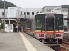 途中の「播磨新宮」で、後続の列車に乗り継ぎます。次発の列車は 30分後。。