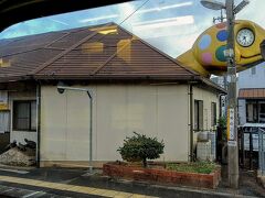 17時45分　津山線「亀甲」駅。

途中の「亀甲」で、２本の下り列車と交換。よく見ると、駅舎は亀のカタチ。。