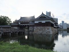 地下道を出てすぐ右手に、広島城二の丸が見えます。県庁前駅から徒歩７分ほどでした。6：30、広島城着。

広島城は毛利輝元によって築城された城で、関ケ原の合戦後は福島正則、その後は浅野長晟以下浅野氏12代の居城となりました。原爆投下時に現存していた建物は焼失したので、現在の建物は全て復元されたものになります。