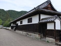 橋を渡ってすぐに、吉香公園に入ります。

吉香公園は明治18年に旧岩国藩主吉川家の居館を開放して整備した公園です。歴史的建造物がたくさんあり、見応えがありました。
