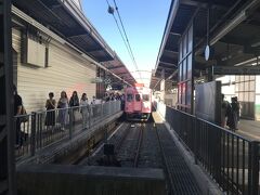 きたきた、「さち」（桃色）です。海水浴客がどっと降ります。ちなみに右側ホームはJRの和歌山市駅です。