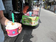 ナッツをかけてもらって食します。ココナッツ味のアイスは他でも食べられますが、この移動式屋台のアイスはどこか違うのですよね。