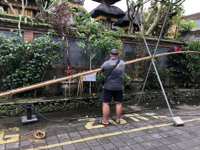 昼食を食べにゴータマ通りへ向かいます。<br /><br />ガルンガンに備えて、飾りの準備している方がいました。