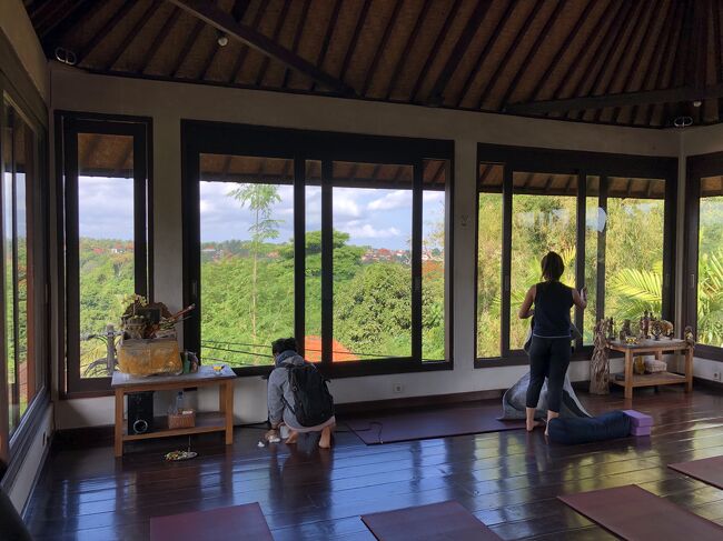 階段を上ると Intuitive Flow というヨガスタジオがあります。<br />着替えるところがなかったので、トイレで着替えます。<br />トイレが一つしかないので占拠してしまうことになり、他の方に迷惑をかけてしまいます。<br />できれば、着替える場所を作ってほしいな。<br /><br />Bigginer Class  110K Rp