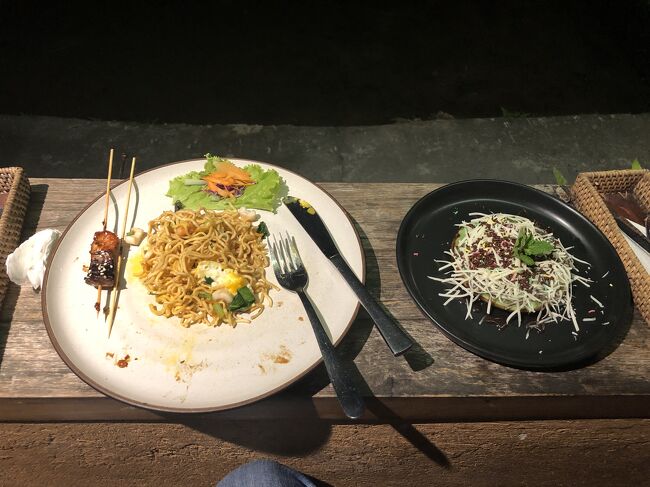 夕方、Putri Ubud 2 でヘアトリートメントをやってもらいました。<br />マッサージを予約しておけばよかったかな。<br /><br />ヘアトリートメントがよくなかったというわけではないです。<br />よかったです。<br />日本で予約する時は、ヘアトリートメントの気分だったというだけ。<br />ここでも韓国人のお客さんがたくさんいました。<br /><br />Avocado Treatment  225k Rp<br /><br />帰り道、評判のよいワルンで食事。ワルンガウリです。<br />「田んぼが見える」というのがこの店の売りなのですが、真っ暗なので田んぼは見えず、カエルの鳴き声だけが聞こえてきます。<br /><br />お店は満員で、来る客来る客みな断られていました。<br />私は一人なのでたまたま座れましたが。<br />安かったし、雰囲気もよくておすすめです。<br /><br />この店でもカード払いは３％増しと言われました。<br />今度は現金で払います。<br /><br />シーフードミーゴレンとスラビ　　59.9K Rp<br /><br />ここらのヴィラに宿泊している人はみんな懐中電灯片手に歩いていました。<br /><br />帰りにATMでお金を引き出そうとしましたが、言語を選ぶところで English を押してもなんの反応もなく、先へ進もうとしても進めなくなり、かといって戻ることもできず冷や汗がでました。<br />これが噂の「カードを飲み込まれる」ってやつですね。<br /><br />暗証番号を押すところにキャンセルボタンがあったので試しに押してみたら、カードが戻ってきました。<br />よかった！<br />次から昼に銀行併設のATMを使うことにしました。<br />