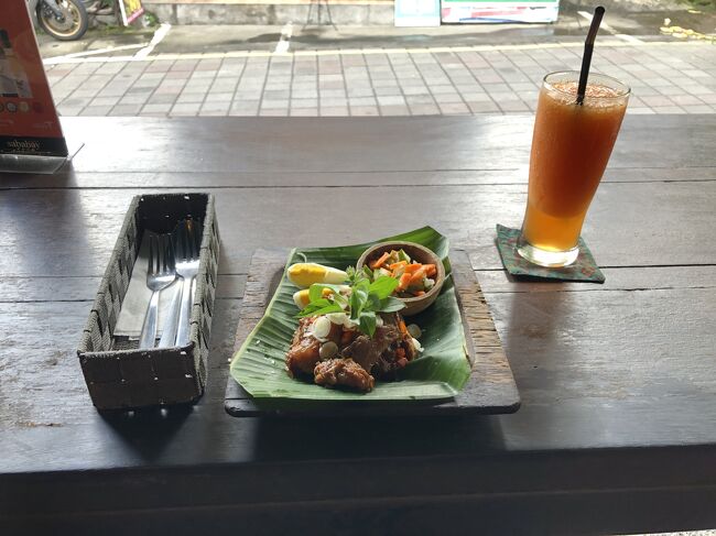 有名なワルンビアビアへやってきました。<br /><br />口コミに「注文してから３０分ぐらいしないと料理がこない」などの苦情があったので早め（１１時半）にやってきました。ほかにも「なかなか料理がこないので怒って帰った客がいた」などのレビューがありました。<br />早めの時間なのですっと座れました。<br /><br />Babi Kecap とライス　パパイアジュース　　75.5K Rp<br /><br />会計の時、カード払いだと２％上乗せと言われました。<br />あまり現金がなかったので仕方なくカード払いしましたが、バリ島では現金払いが絶対お得ですね。<br /><br />そうはいっても、ATMの操作が大変なんですよ。<br />何回か失敗しました。<br /><br />