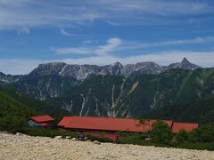 常念乗越（のっこし、標高2466ｍ）からの槍ヶ岳　完璧な絶景でした。