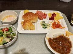 こちらはホテルの朝ごはん
カレーライスが美味しかったです。
