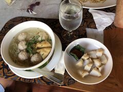 やっと出発したワルンに歩いて戻ってきました。

橋のたもとにあるワルンです。


私はバクソーアヤムとご飯にしました。
メニューによると、オバマ大統領は小さい頃インドネシアに住んでいた時期があり、この「バクソーアヤム」が好物だったそうです。

お昼代は参加費に含まれています。