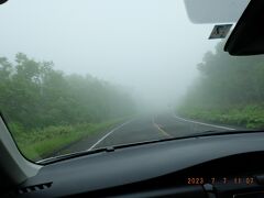 しかし知床峠に差し掛かると途端に濃霧・・そしてかなり寒い。何も見えない。