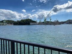 　尾道海峡(尾道水道)の様子です。向島の造船所などが見えます。