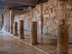 聖墳墓教会は後からもう一度行くことにして、続いて嘆きの壁に向かって歩き出しました。
偶然にカルドと呼ばれるかつてのエルサレムのメインストリート跡を通りかかったので、残された柱を見学。今の地面よりも1階分ほど下にあるので、通りからは階段を降りることになります。