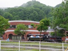 翌日、道央道の三笠ＩＣから東に入った所にある三笠鉄道村に来ました。
レンガの壁の建物が「三笠鉄道記念館」です。北海道でも小樽市総合博物館に次ぐ規模を誇ります。
