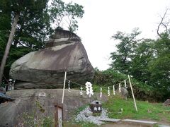 櫻山神社の横に鎮座している「烏帽子岩」です。
