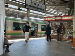 品川から15分であっという間に横浜に到着。

横浜では、東京を3分先行して発車した普通列車を追い抜きます。

横浜駅のホーム上には崎陽軒の売店が・・・。

シュウマイ弁当を買いたいところですが、サフィール踊り子に乗り遅れるとマズいので今回はパス...