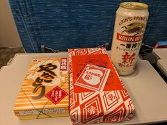 東京駅から新幹線に乗り込む。
缶ビールと国技館やきとりと崎陽軒の焼売