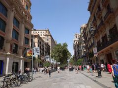 カタルーニャ広場へ向かいます。