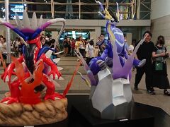 「クィーンズスクエア横浜」にて。ポケモンイベント。
そして、迫力のあるポケモンの２体のポケジェニックが展示されていました。クオリティが高くて感動。左から、「コライドン」、「ミライドン」