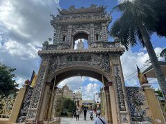 ミトー中心部からすぐ近くにある仏教寺院ヴィンチャン寺を参拝。フランスの植民地時代の1849年に建てられた中国とフランスの建築様式が取り入れられた不思議な寺院でした。巨大な大仏や観音菩薩、涅槃像などがありました。